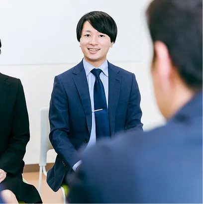 質問に受け答えする男性