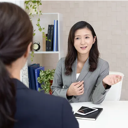 説明する女性