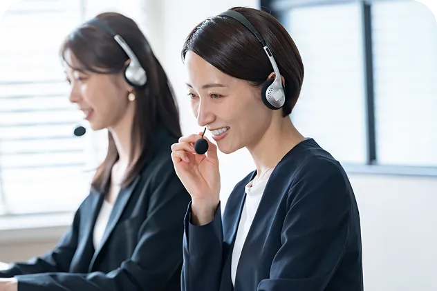 ヘッドセットをする女性オペレーター