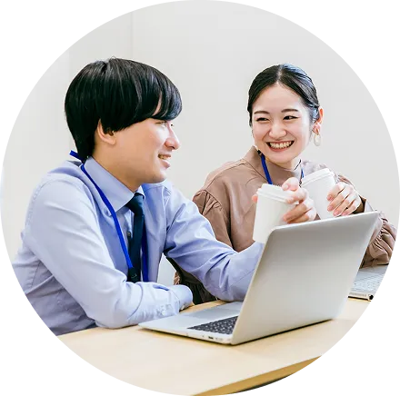 PCの前で話す男女