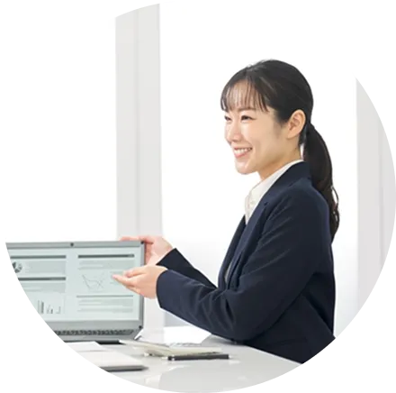 PCとプレゼンする女性