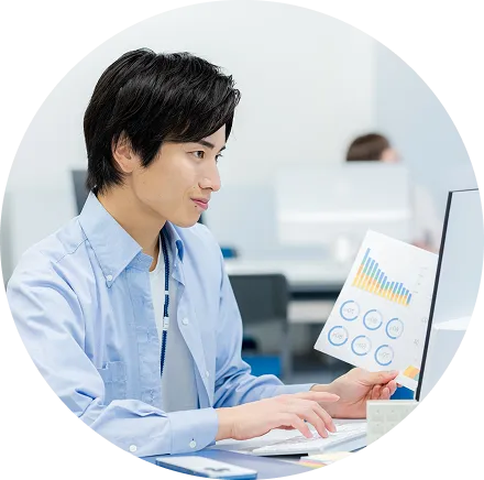 PCに向かう男性