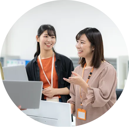 向かい合って話す女性達