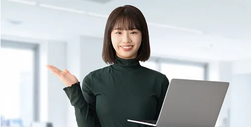 PC片手に笑顔の女性