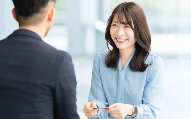 女性と名刺