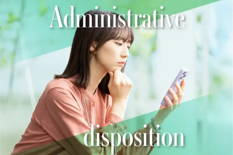 スマホでニュースを見る人物