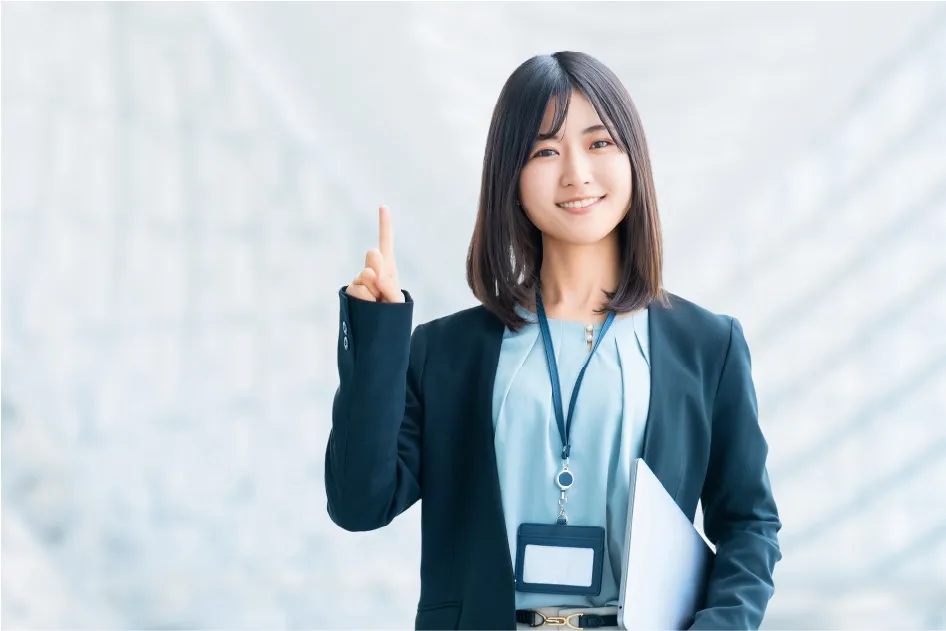 人差し指を立てる人物