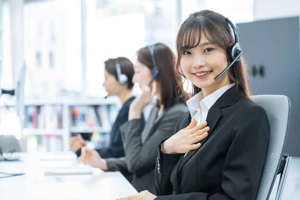 胸に手を置くオペレーター
